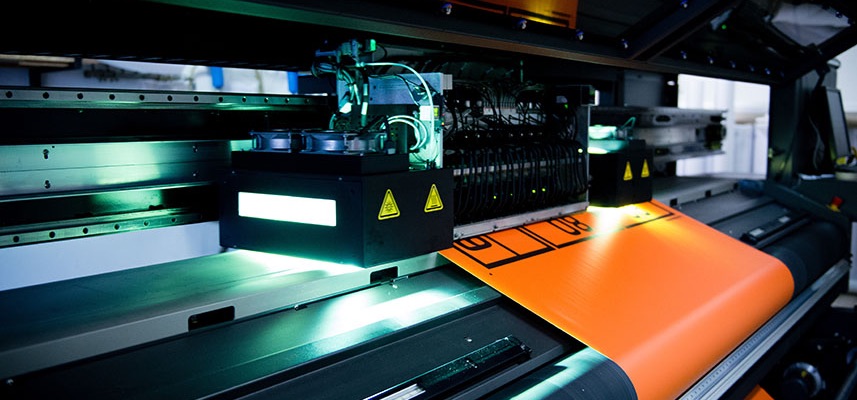Enseigne : la tête d'impression au travail sur un panneau orange