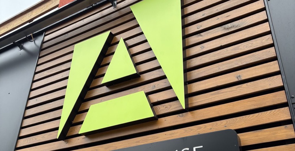 Le A en relief de l'enseigne lumineuse Aveline, posé sur un bardage bois
