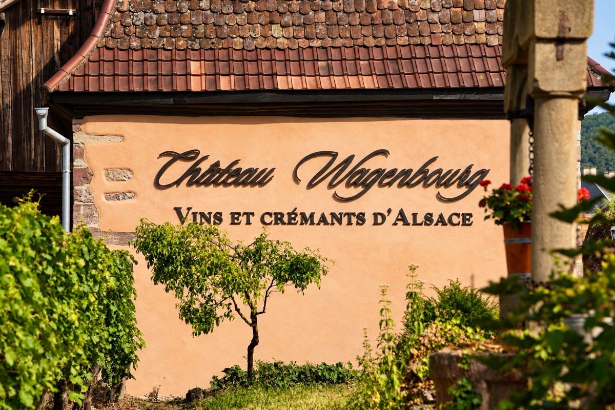 Château Wagenbourg de jour : lettres relief Vins et crémants d'Alsace sur la façade crépie
