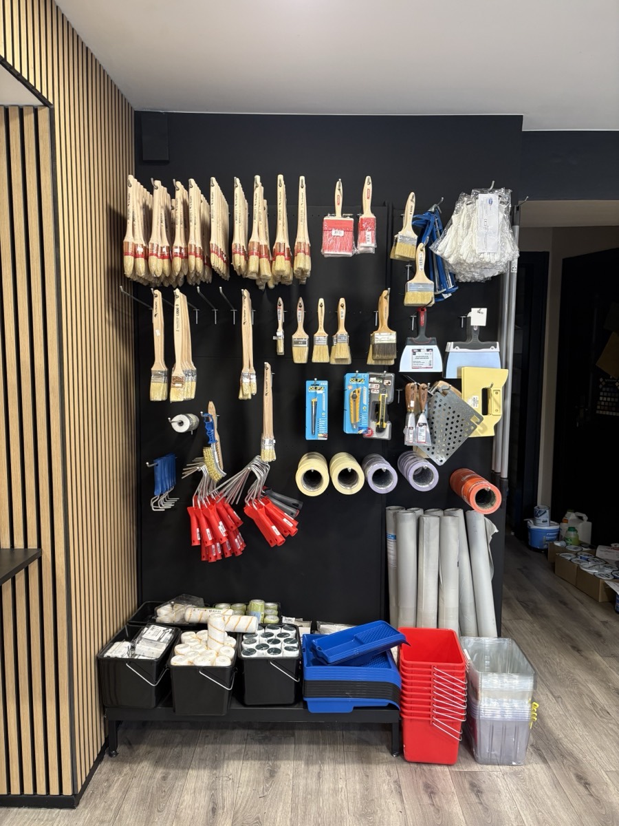 Le mur des pinceaux : brosses, rouleaux et petit outillage