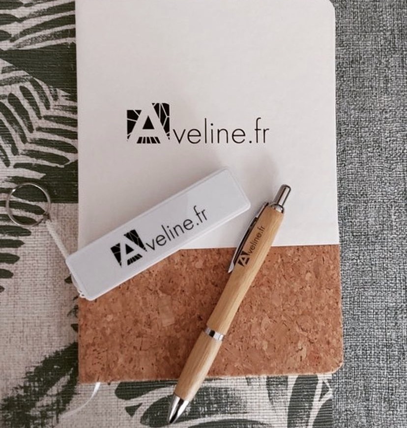 Carnet, stylo bambou et powerbank marqués Aveline.fr