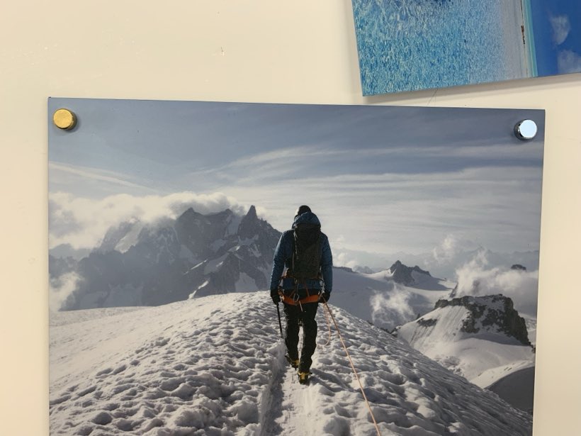 L'arête, accrochée, Panneau et entretoises