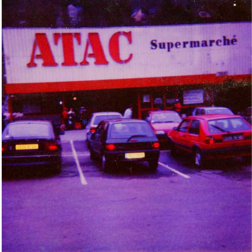 ATAC Supermarché, Bandeau de façade en lettres rouges