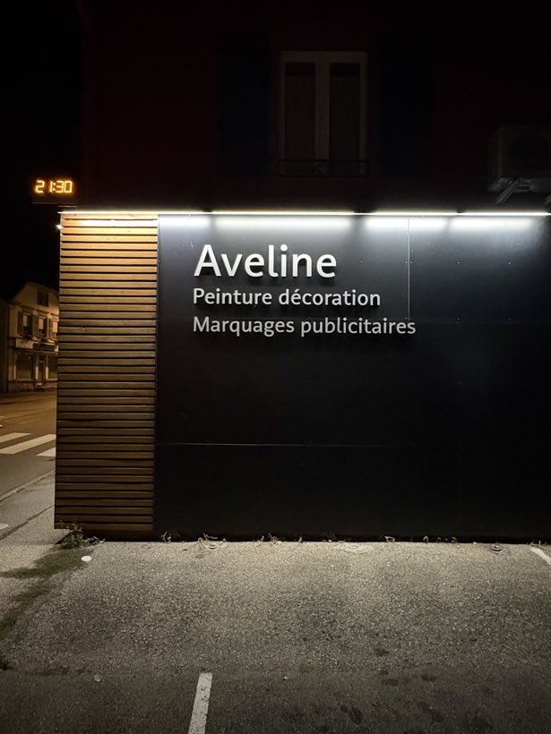 Aveline, côté rue, Lettres relief et rampe lumineuse