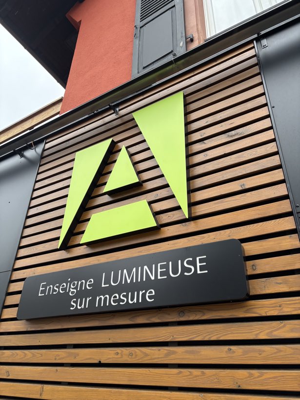 L'enseigne lumineuse de l'atelier Aveline