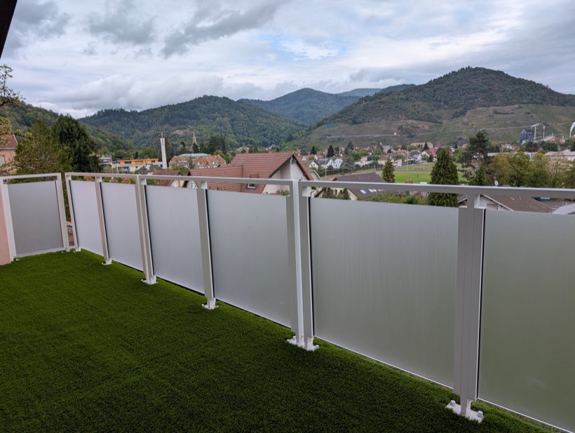 Un balcon à Thann, Pose de gazon synthétique
