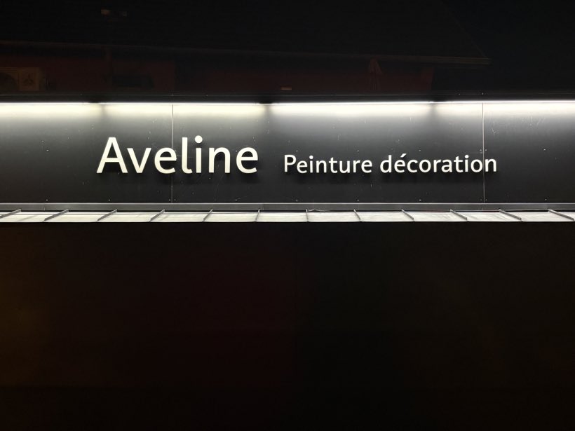 Le bandeau Aveline Peinture décoration, lettres découpées sous rampe LED, la nuit