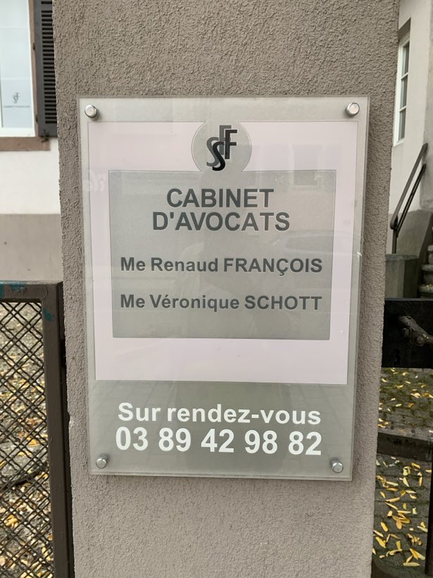 Cabinet d'avocats, Plaque plexi sur entretoises