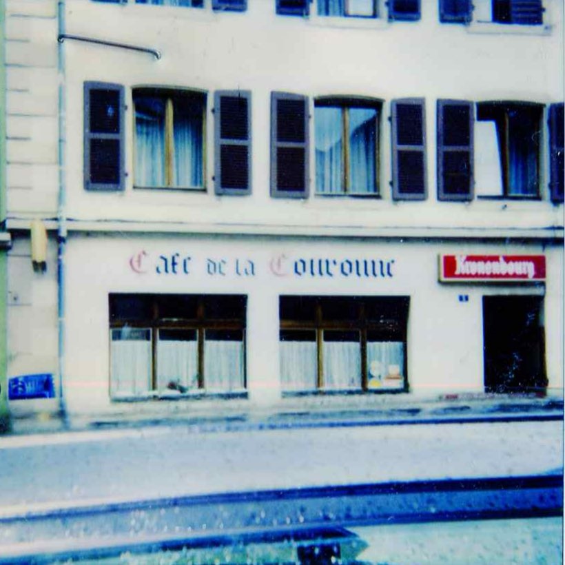 Café de la Couronne, Enseigne peinte sur façade