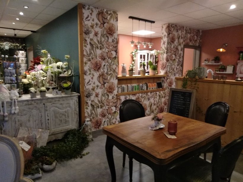 Chez le fleuriste, Papier peint fleuri et murs terracotta