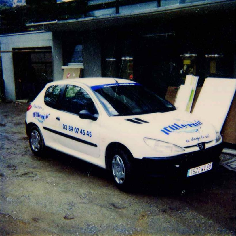 La citadine lettrée, Adhésifs découpés sur véhicule