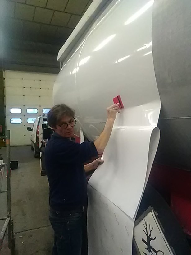 La citerne, pose en cours, Covering de camion-citerne