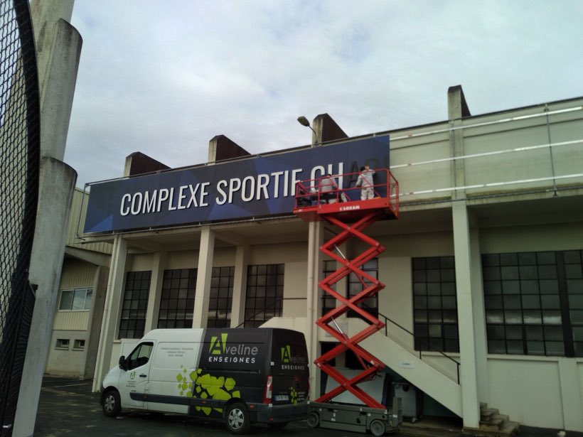 Complexe sportif, Pose d'enseigne en nacelle
