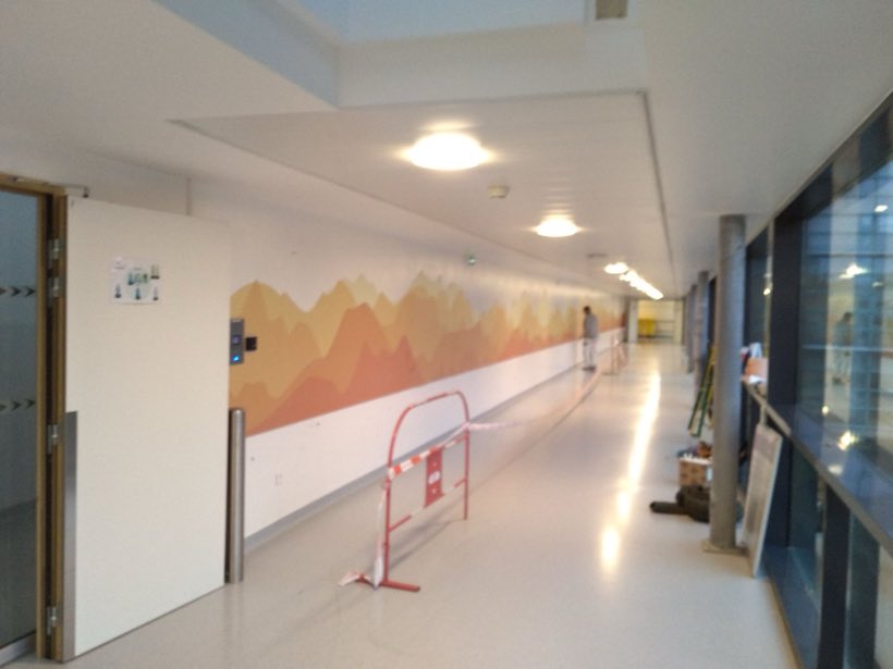 Le couloir des montagnes, Fresque adhésive