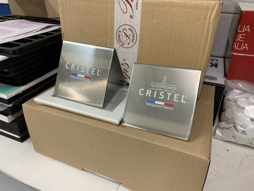 Cristel, présentoirs inox, Marquage sur inox brossé