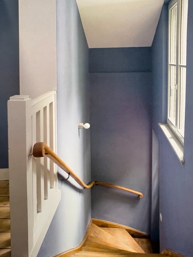 L'escalier bleu lavande, Peinture murs et plafond, boiseries blanches