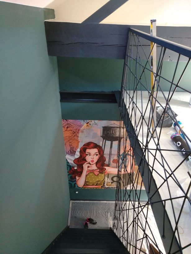 L'escalier, vu d'en haut, Peinture des murs et des poutres