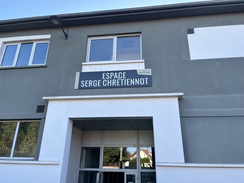 Espace Serge Chrétiennot, Panneau composite sur façade