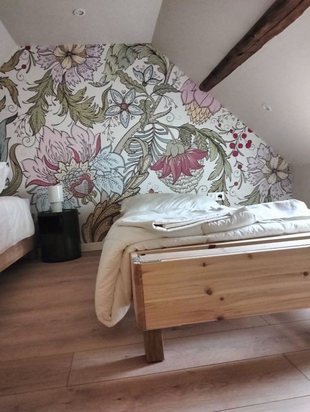 Les grandes fleurs sous la pente, Papier peint panoramique en soupente