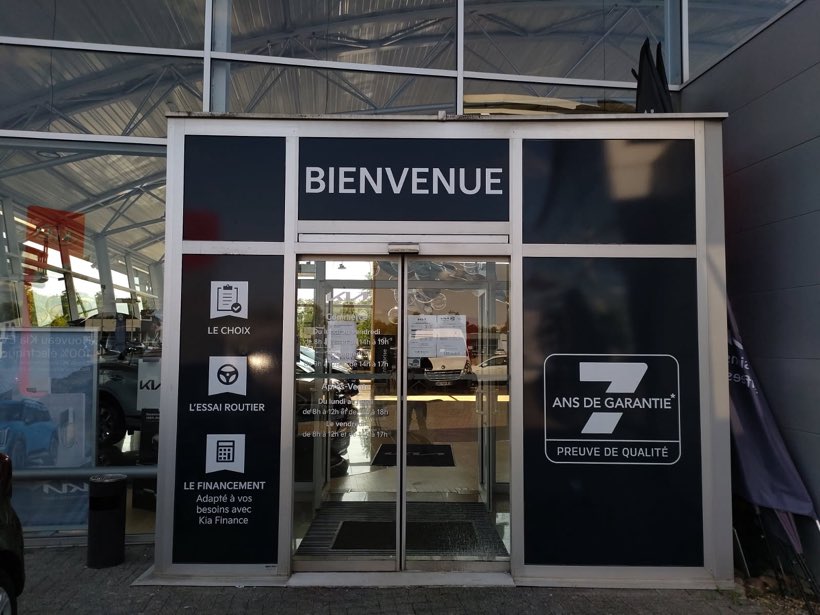 Le hall de concession, Vitrophanie d'accueil