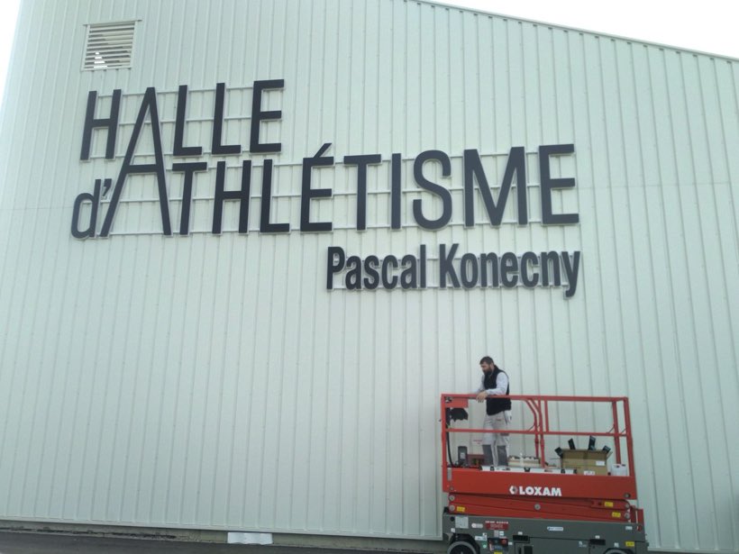 Halle d'athlétisme, Lettres découpées, pose en nacelle