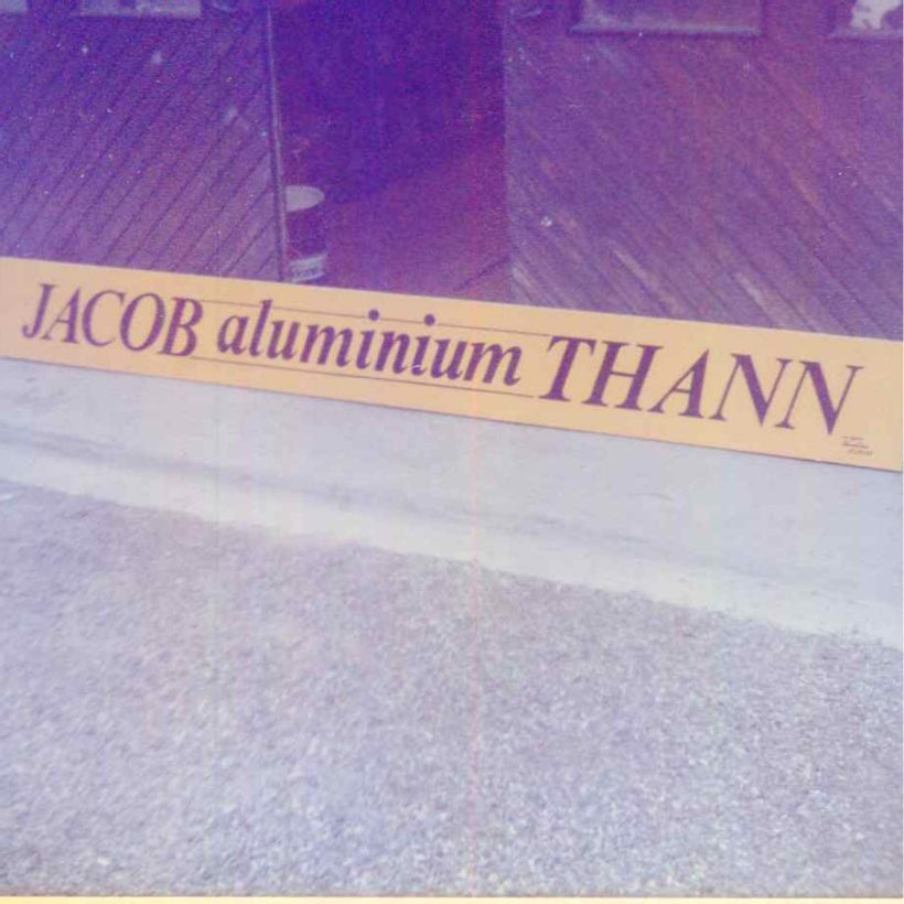 Jacob Aluminium, Thann, Panneau de façade en lettres peintes