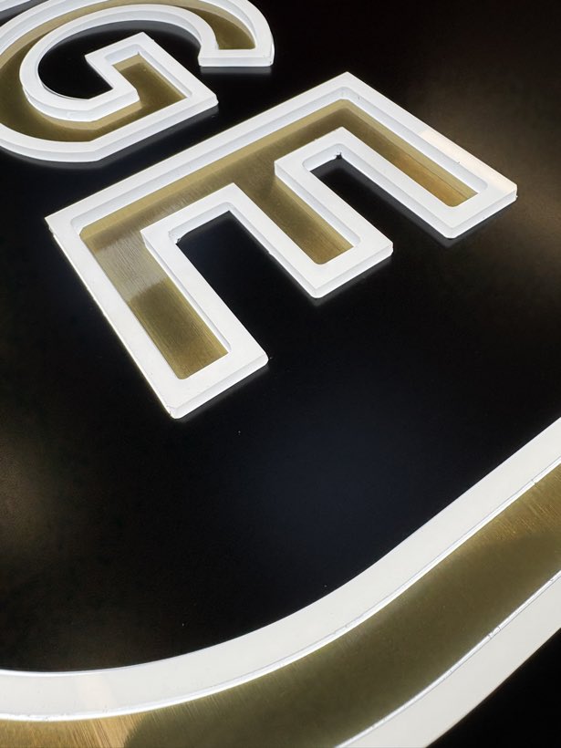 J&J Lounge, le détail, Lettres boîtiers et néon LED