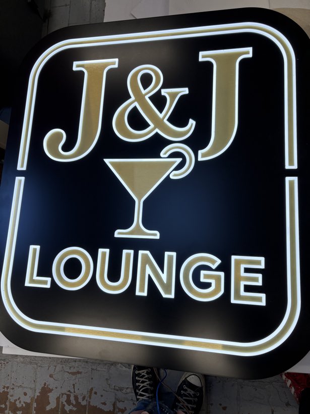 Caisson lumineux du J&J Lounge Bar à Thann