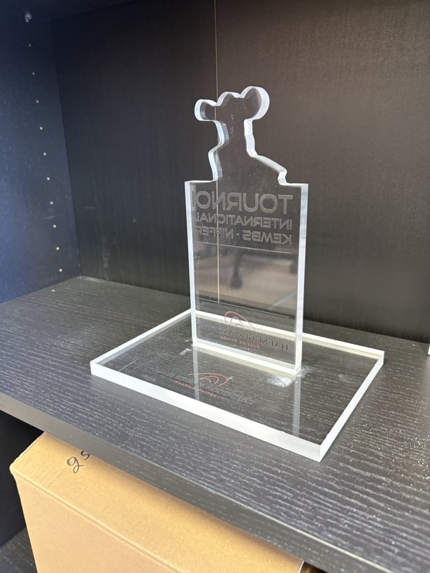 Tournoi Kembs-Niffer, Trophée plexi et socle massif