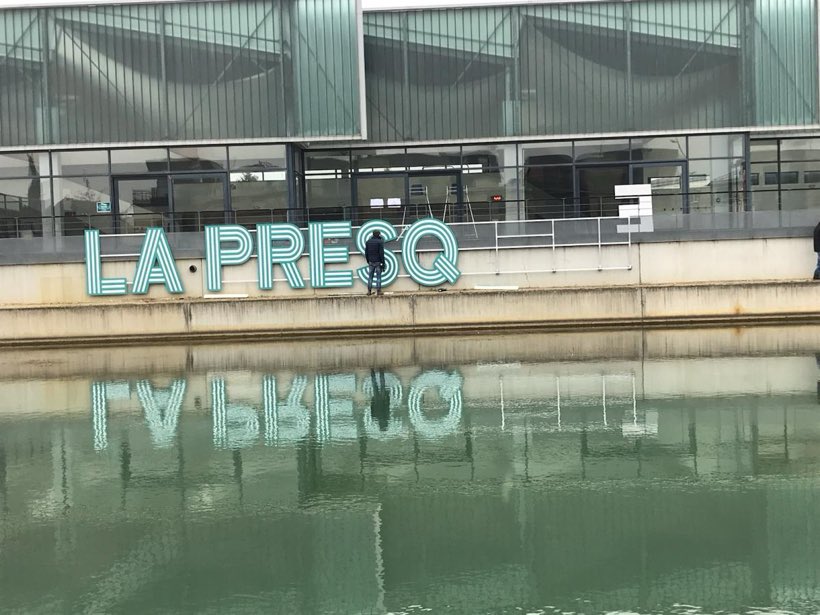 La Presqu'île, Lettres relief au bord de l'eau