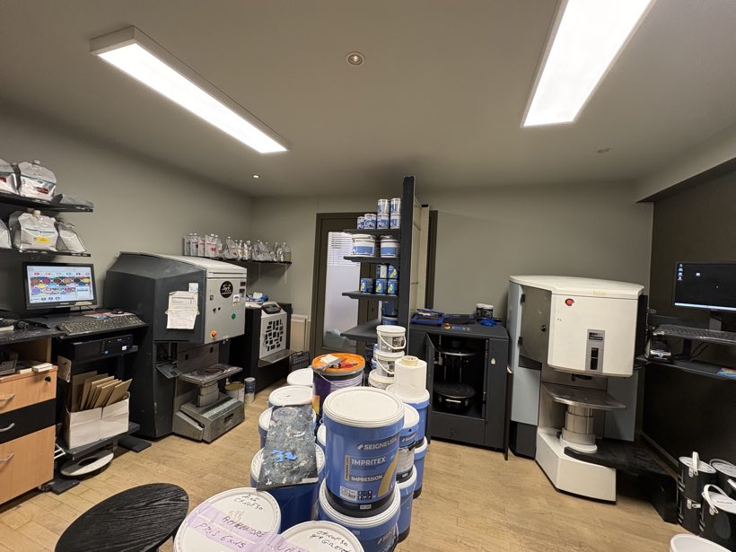 Le laboratoire de teinte, Machine à teinter