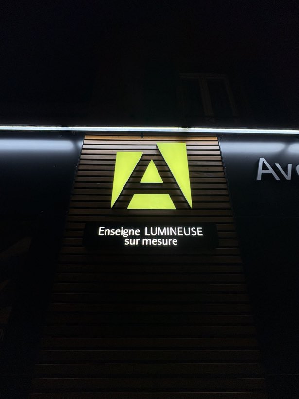 Le A, allumé, Caisson lumineux sur bardage bois