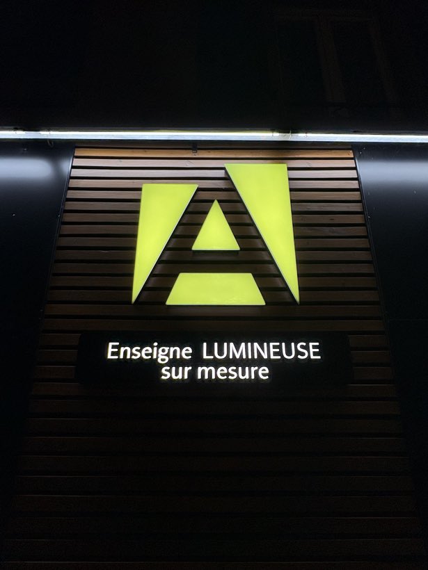 Le A et sa plaque, Lumineuse sur mesure, la nuit