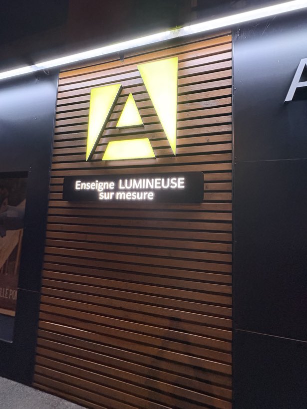 Le A, vu de la rue, Enseigne lumineuse et vitrine