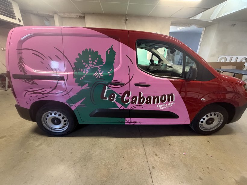 Covering intégral rose du véhicule Le Cabanon