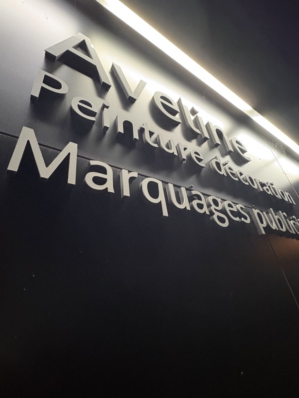 Les lettres, de près, Relief éclairé par la rampe