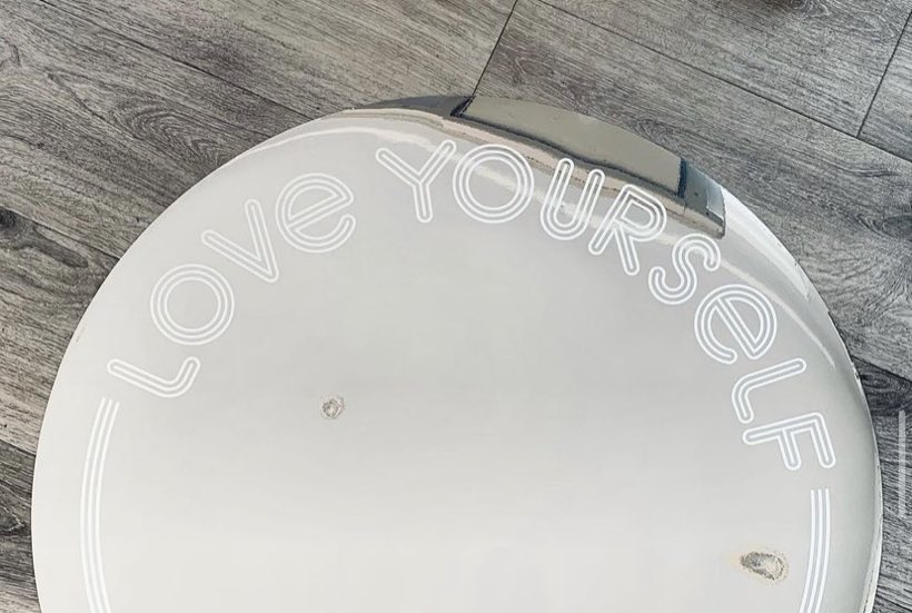 Love Yourself, Adhésif sur plateau laqué