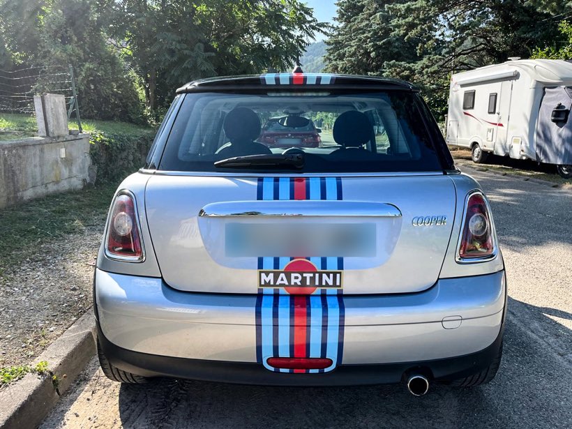 Mini Martini, l'arrière, Bandes et logos découpés