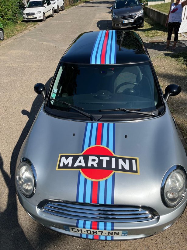 Bandes Martini posées sur le capot d'une Mini