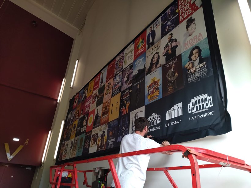 Le mur des affiches, Pose en nacelle