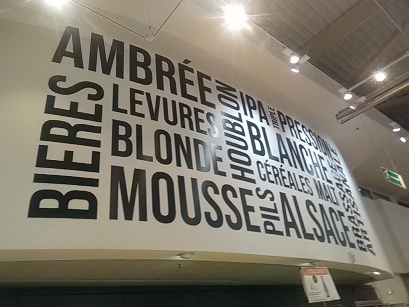 Le mur des bières, Lettrage mural grand format