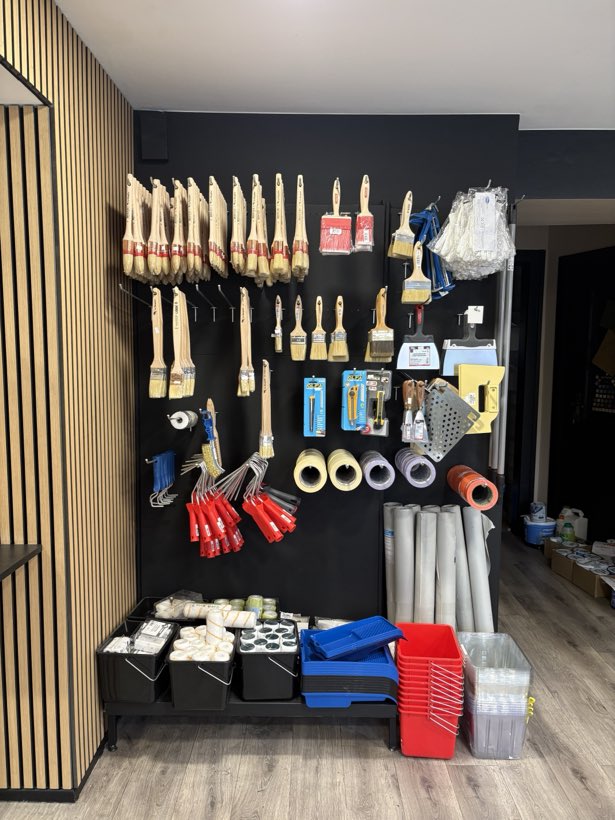 Le mur des pinceaux, Brosses, rouleaux et petit outillage