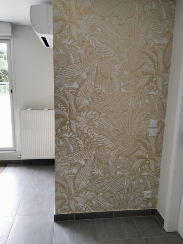 Le mur doré, Papier peint feuillage doré