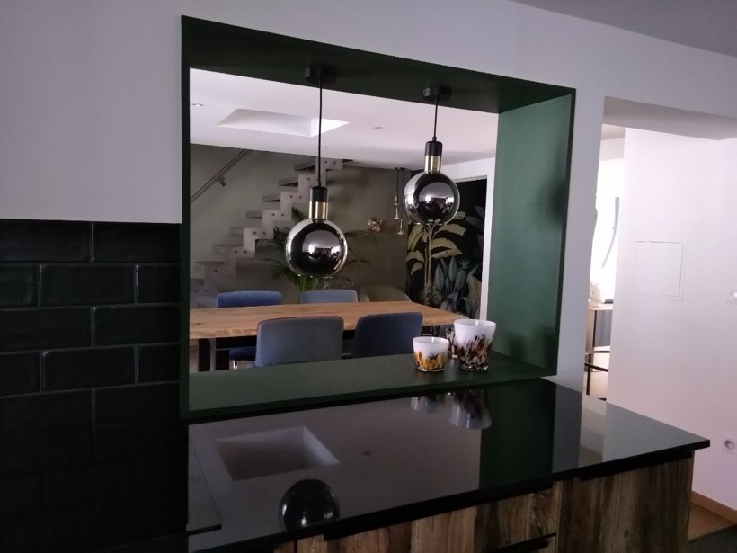 Le passe-plat vert sapin, Peinture et panoramique feuillage