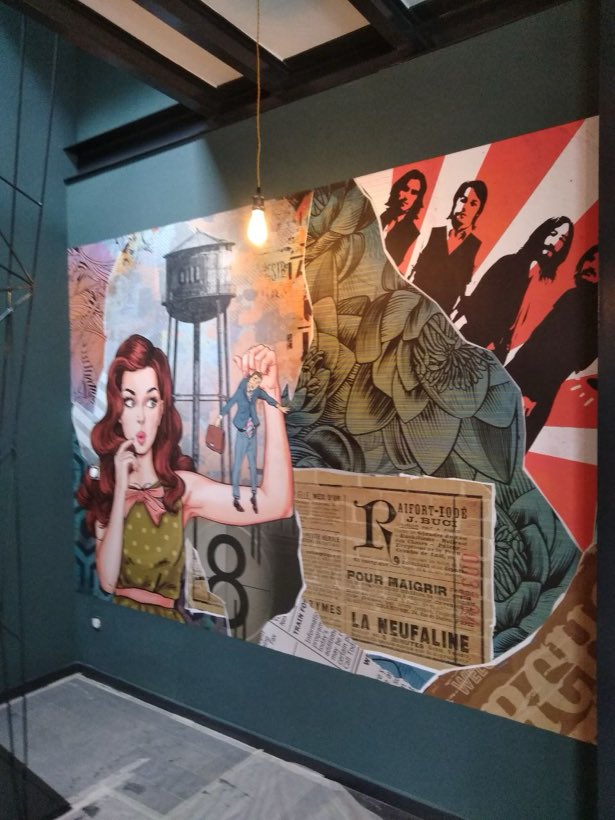 La pin-up de l'escalier, Panoramique street art, murs vert-de-gris