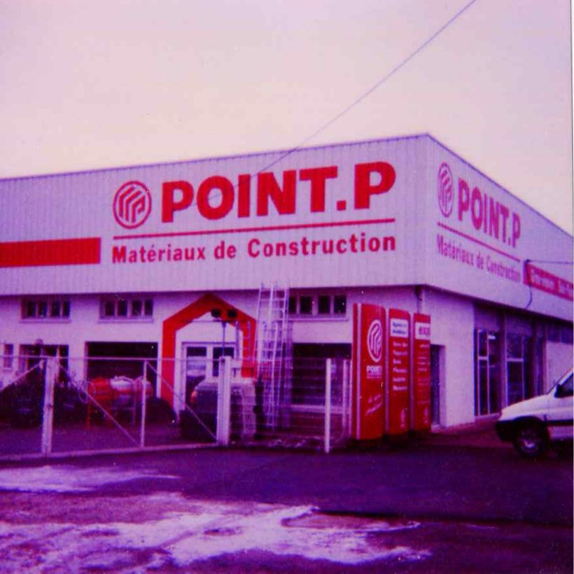 Point.P, Enseigne de façade, matériaux de construction