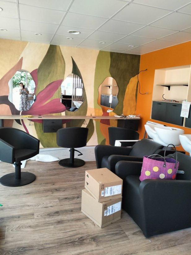 Le salon de coiffure, Décor mural et peinture orange