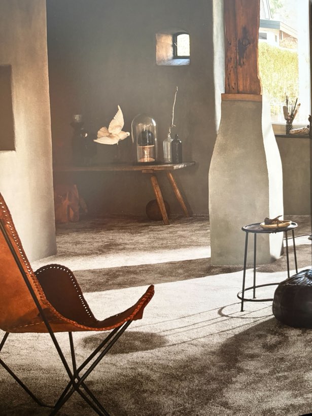 Un salon sur moquette, Moquette velours posée tendue