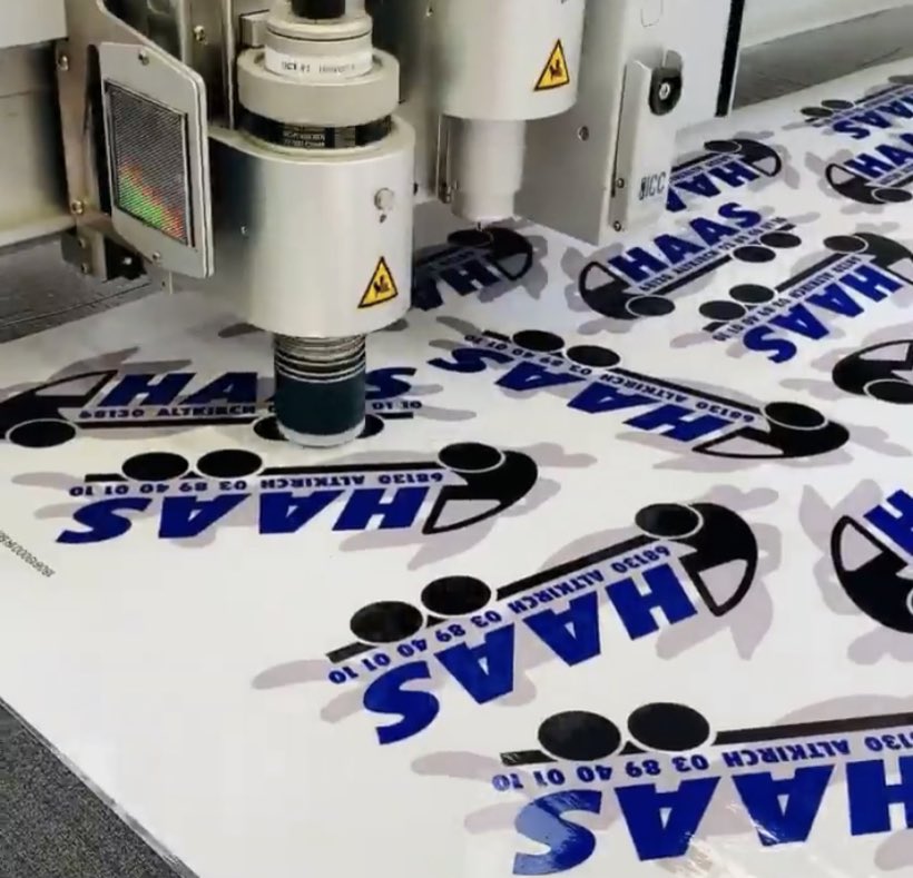 La tête de découpe au-dessus d'une planche de stickers