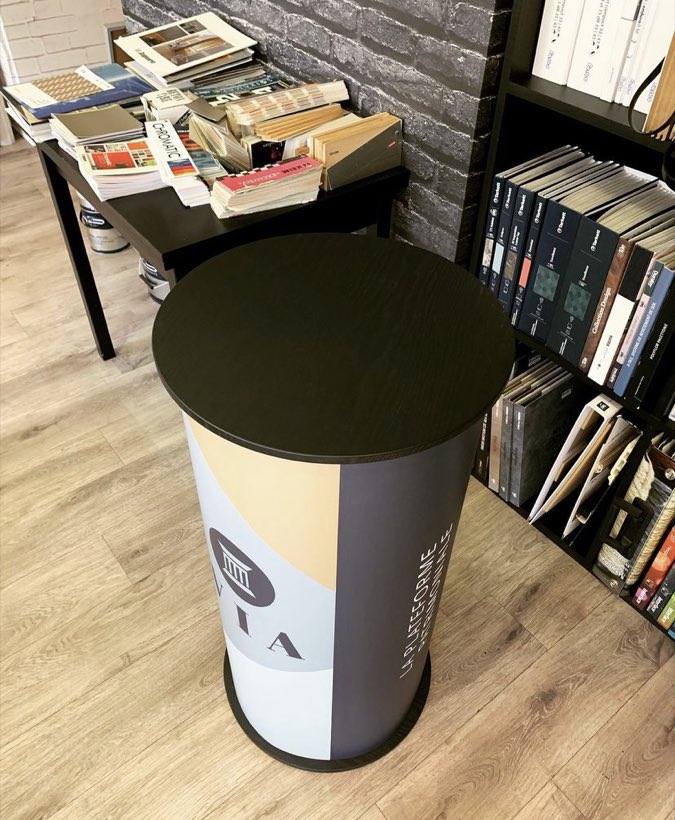 Le totem, plateau bois, PLV cylindrique sur mesure